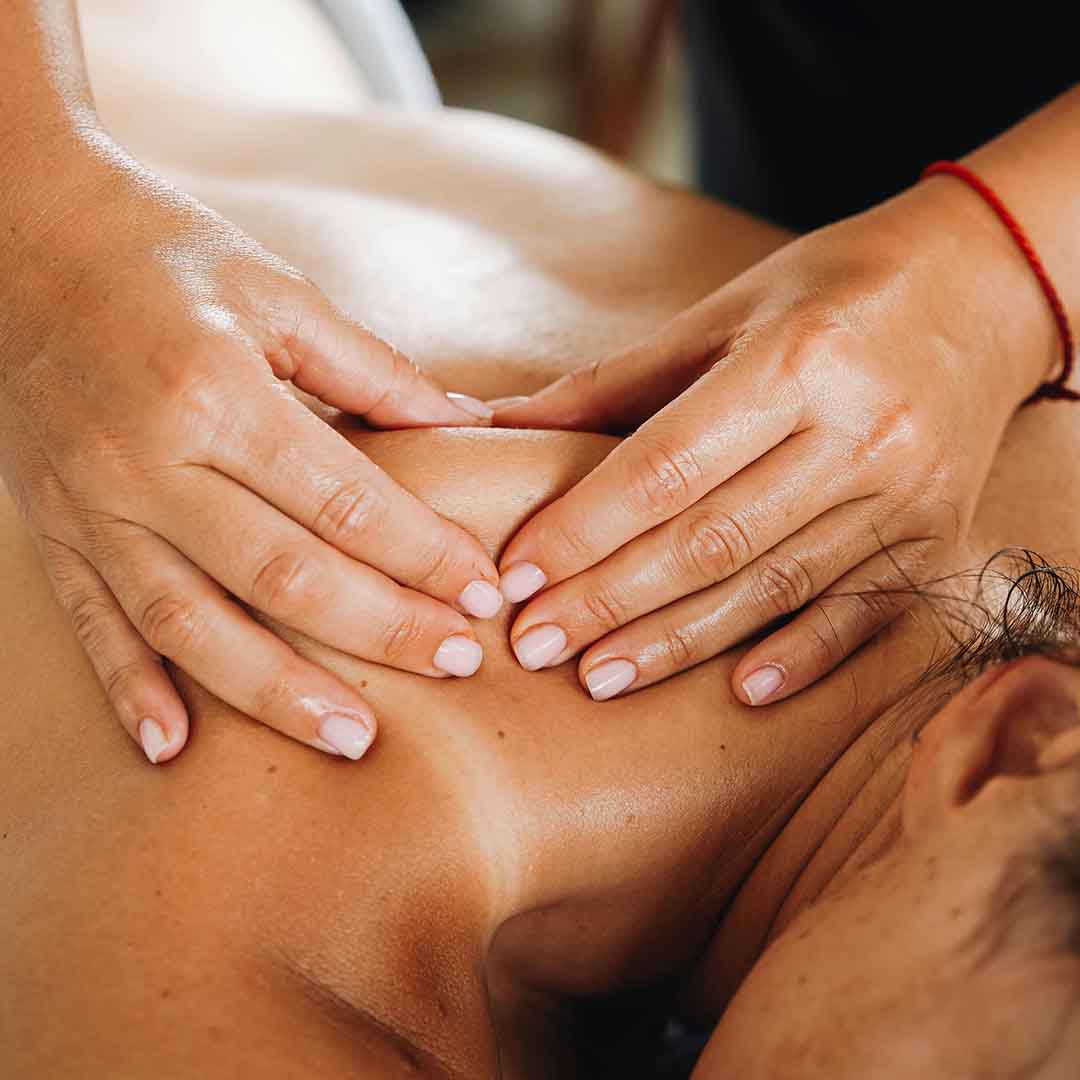 massage épaule Lutry soin thérapeutique sur femme sur table