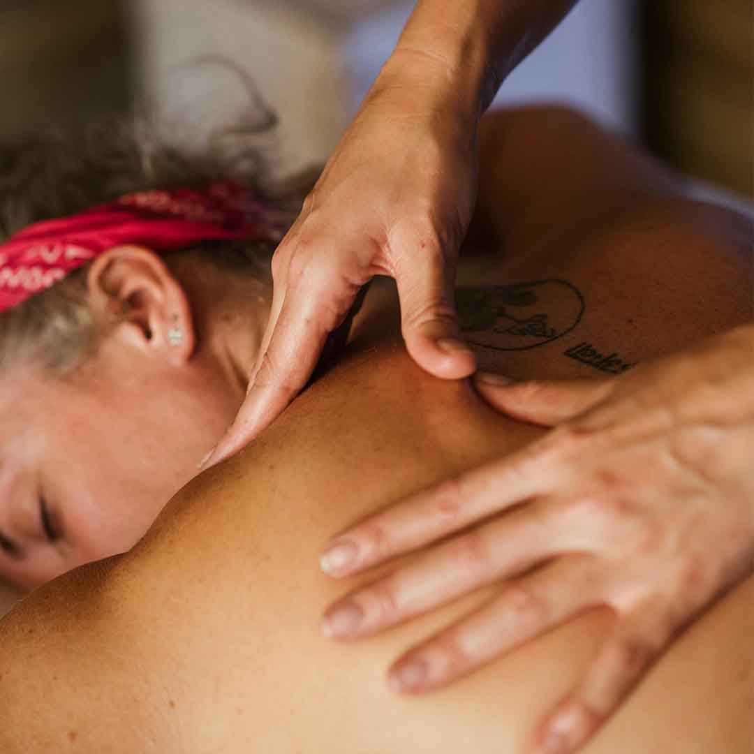 massage Lutry sur femme allongée thérapie