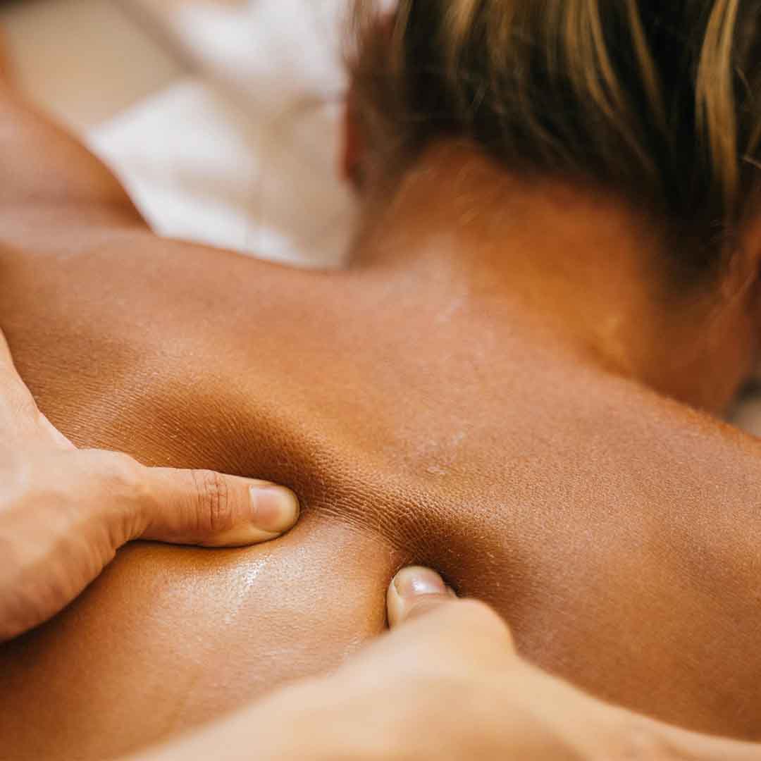 massage breuss Lutry trigger points appuyés sur femme allongée